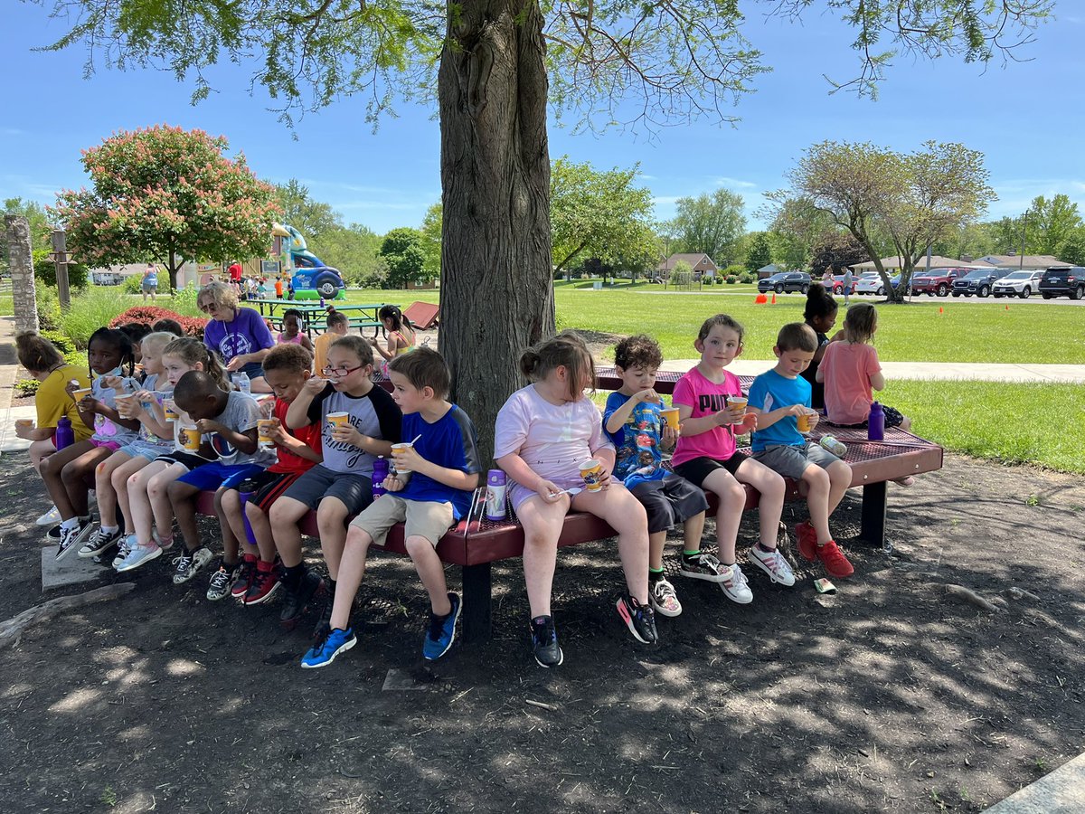 JoniSextonDLS's tweet photo. Field day @Central_MCSD was a huge success! Students had a fantastic day! #purpose4purpose #Thisiswe #MiddieRising https://t.co/VWWed92kMG