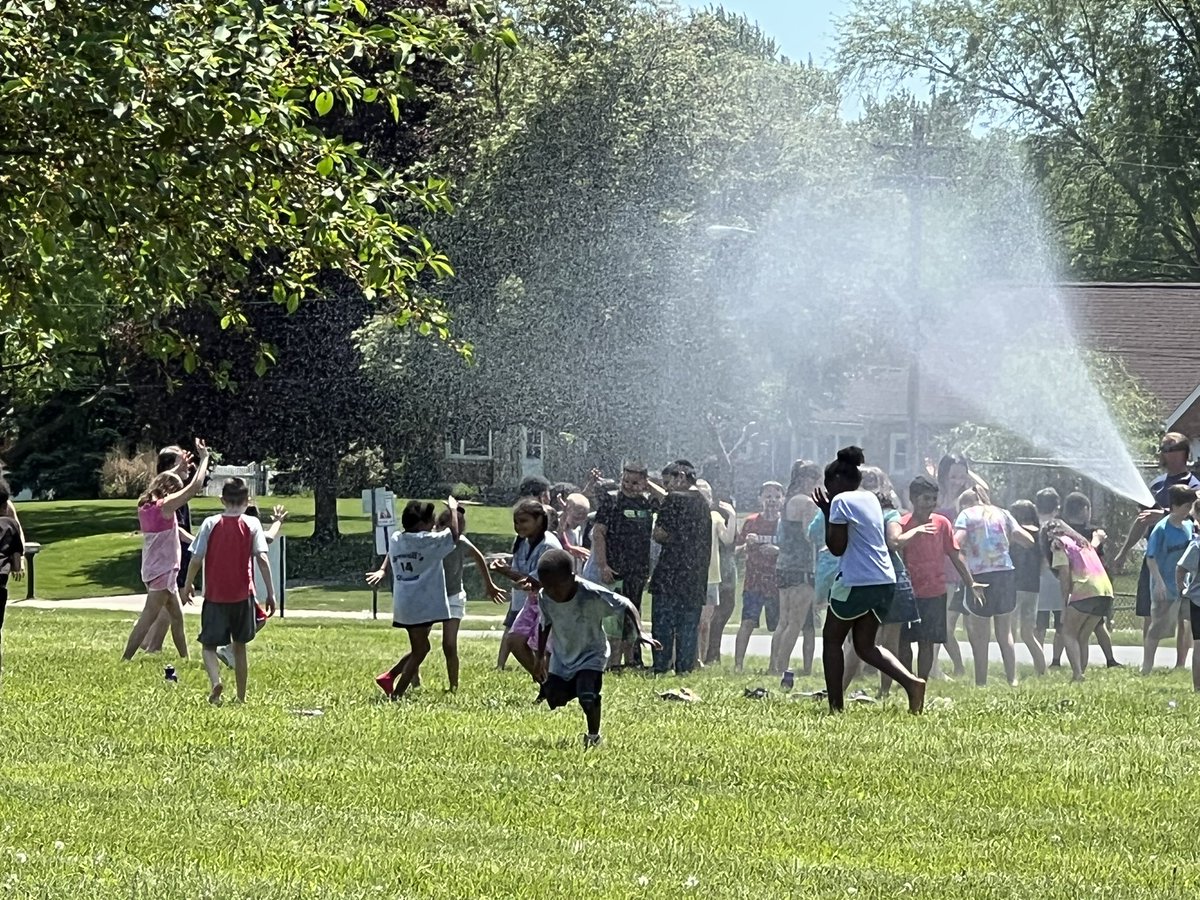 JoniSextonDLS's tweet photo. Field day @Central_MCSD was a huge success! Students had a fantastic day! #purpose4purpose #Thisiswe #MiddieRising https://t.co/VWWed92kMG