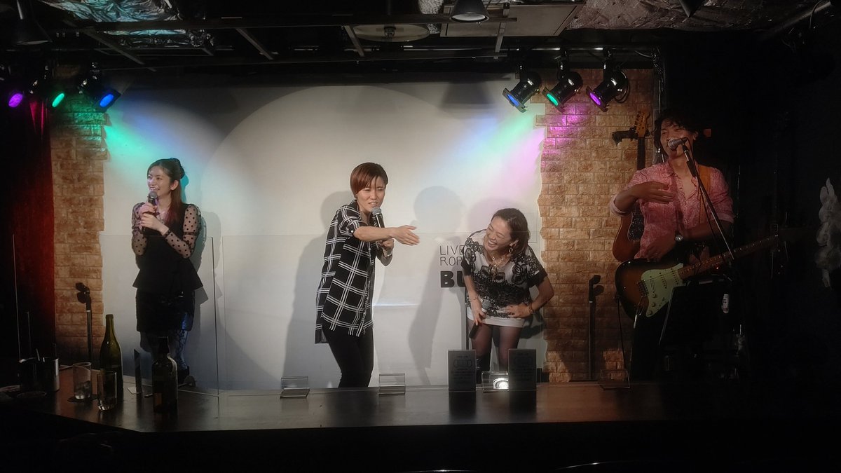 rXXWHldBMG7Kaq8's tweet photo. 🎶春畑道哉ライブからのココ\(^o^)/。変なテンションになってしまい😅😅😅。だけんども、楽しかった(✌'ω' ✌)。
#ROPPONGIBUZZ
#Muphy
#Bucchi
#Chiharu
#Nocchi https://t.co/s94mfnRCzJ