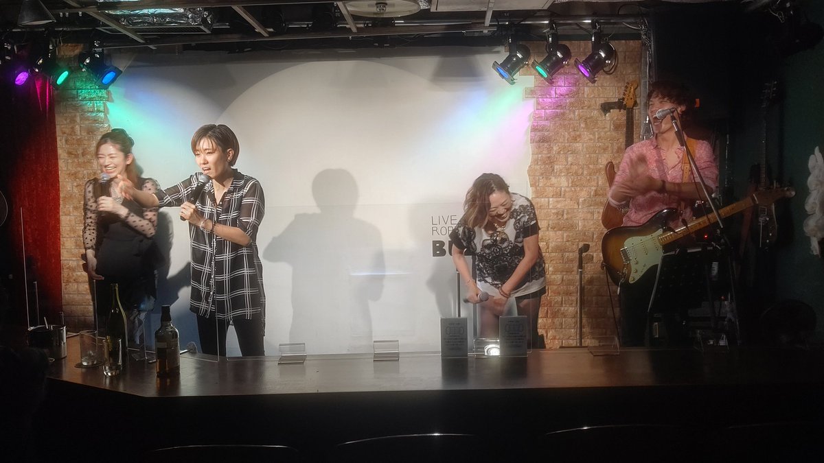 rXXWHldBMG7Kaq8's tweet photo. 🎶春畑道哉ライブからのココ\(^o^)/。変なテンションになってしまい😅😅😅。だけんども、楽しかった(✌'ω' ✌)。
#ROPPONGIBUZZ
#Muphy
#Bucchi
#Chiharu
#Nocchi https://t.co/s94mfnRCzJ