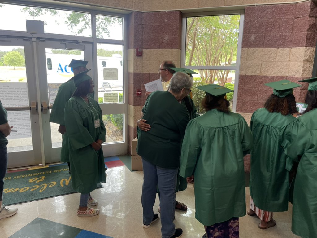 Bold_Leader864's tweet photo. Congratulations to the graduating seniors of Laurens School District 55 High School who attended @WaterlooSchool. Best of luck to you all in your future endeavors. #TheWaterlooWay #loolove365 @LCSD55 @AmecaThomas https://t.co/BtyFQdhTQG