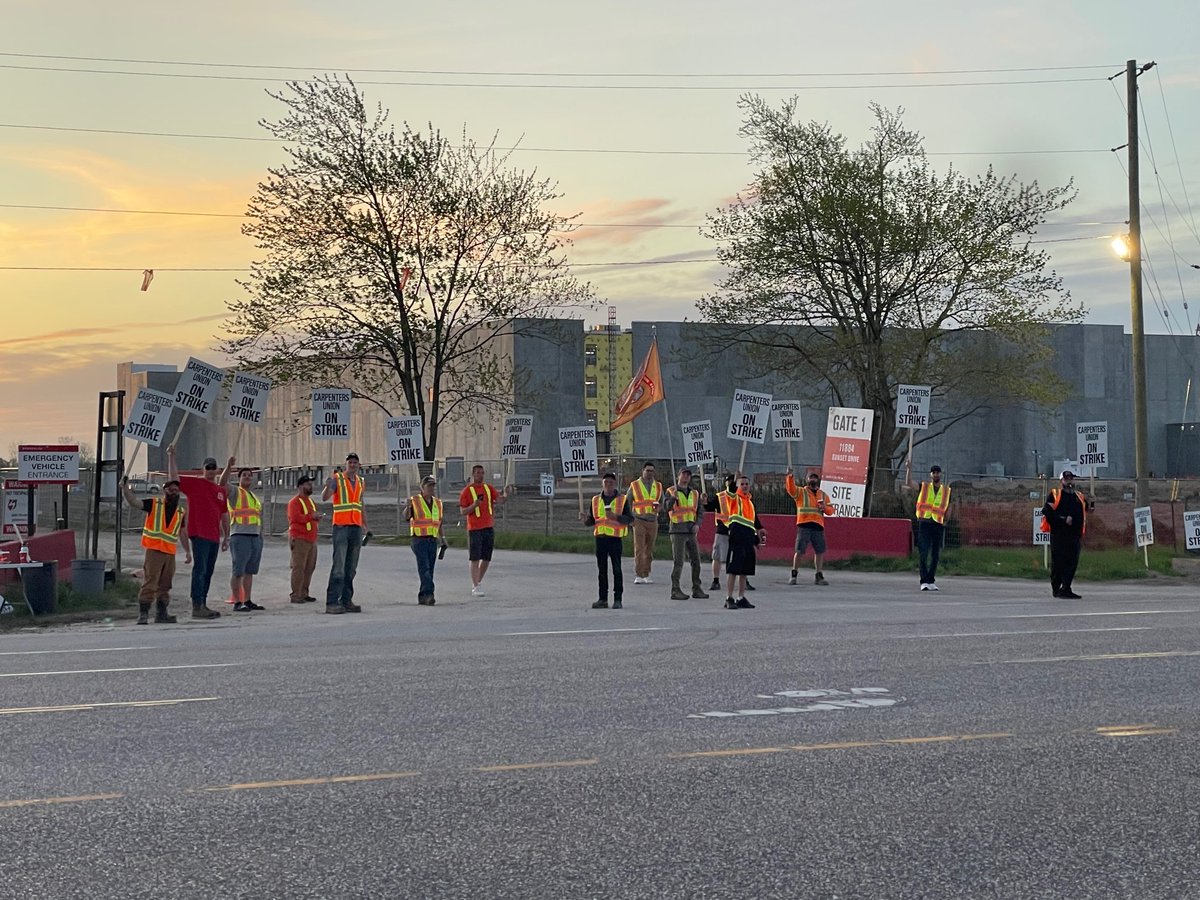 Check out our brothers holding the line bright and early this morning!!!!

#insolidarity #unionproud #unionstrong