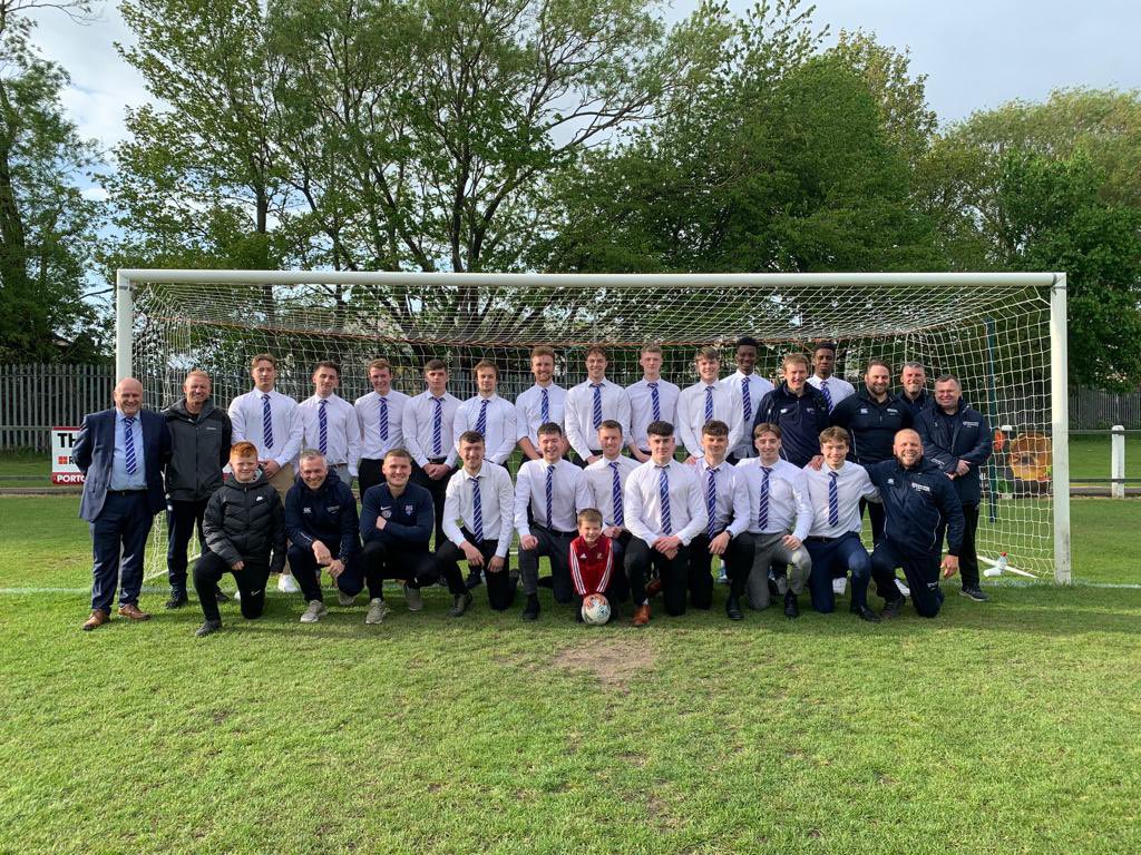 The lads are ready for tonight’s @theofficialnl EA Cup final. KO under an hour away
#UTR🔴🔵