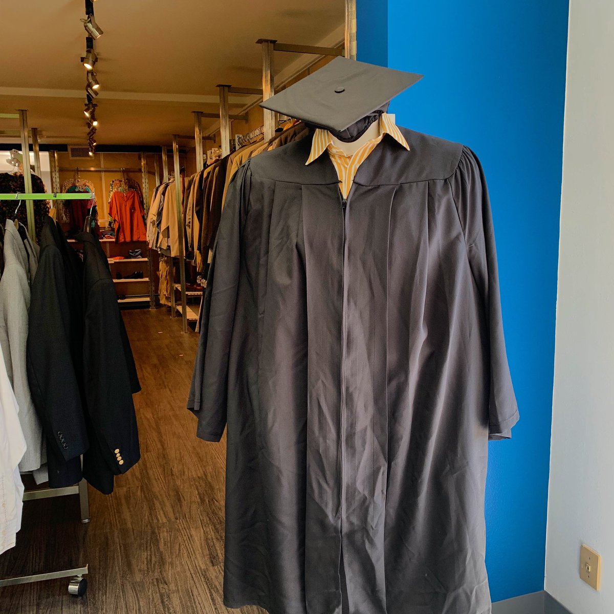 UTOutpost's tweet image. We have a limited supply of caps and gowns graduating seniors can check out for free for graduation and commencement. Email us for more: UTOutpost@austin.utexas.edu 🎓🤘

#UT22, #UTGrad