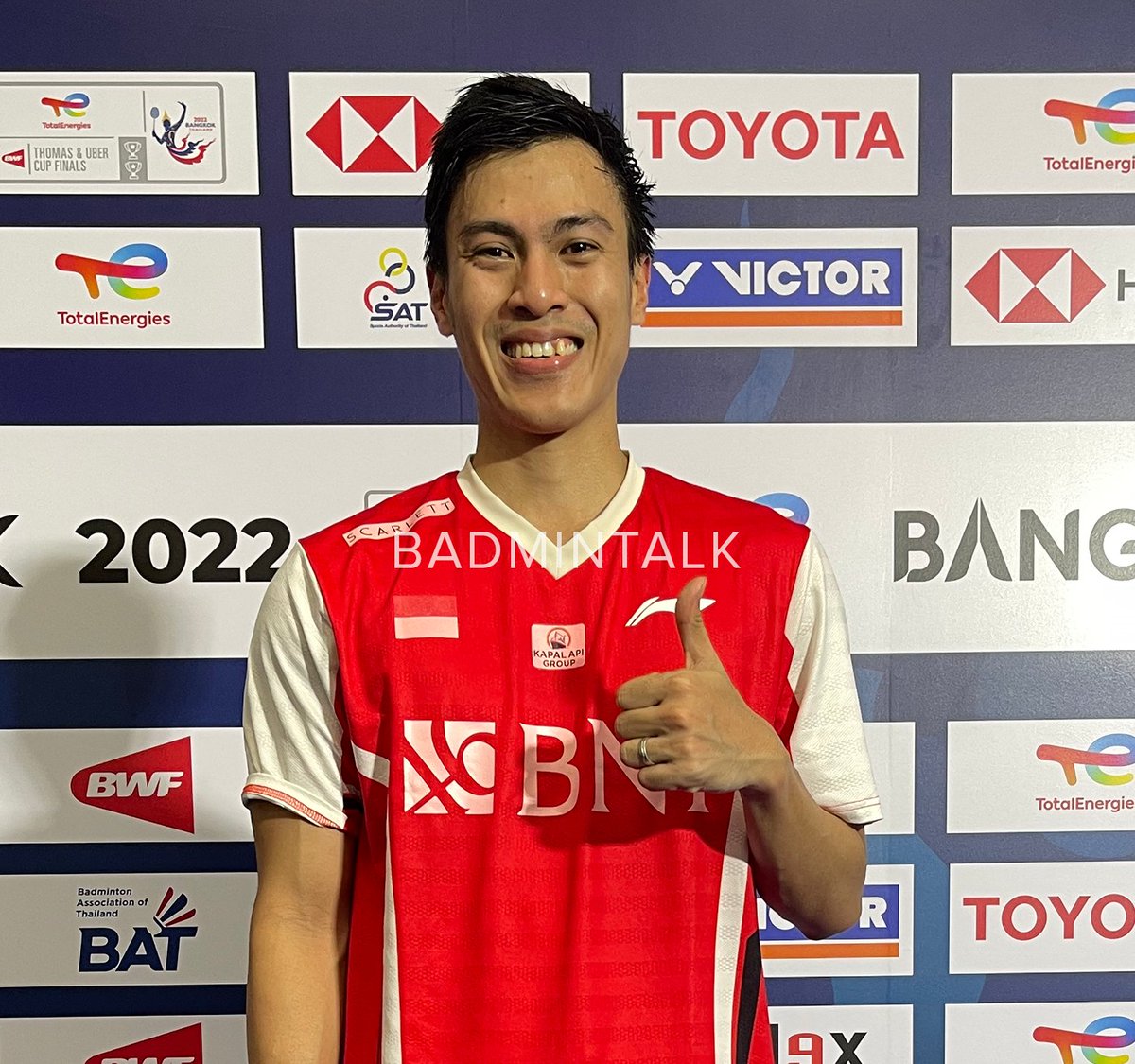 BadmintonTalk's tweet photo. Halo semua! Salam dari Vito dari ruang wawancara di Impact Arena, Bangkok!

Masih pada melek ga nih? Mau mimin share wawancara dengan Vito gak nih?? 

#ThomasCup2022 #TUC2022 #Bangkok2022 #ThomasUberCups https://t.co/LR3yw3XQ1K