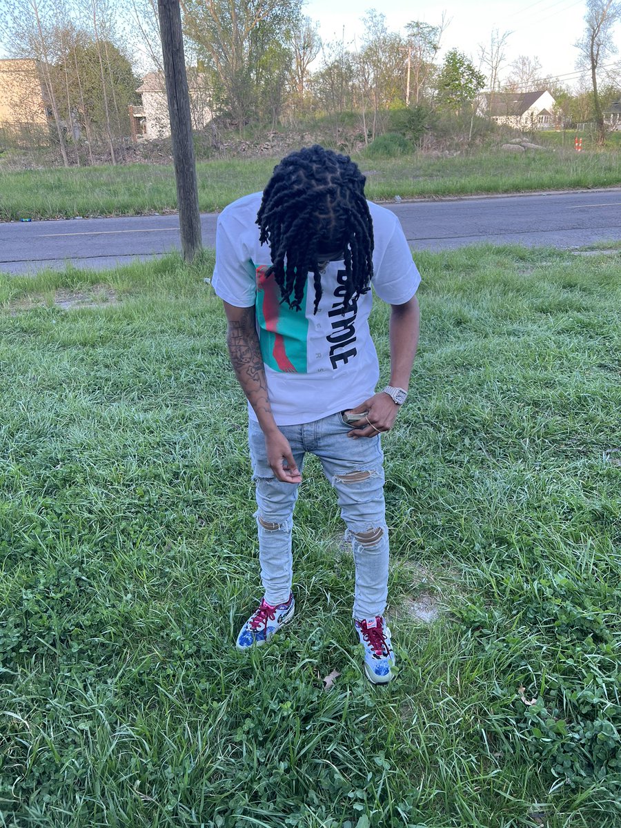 CP6Dinero's tweet photo. my moma wanted me to stay in school but the game made me n i ain make da rules ❤️‍🔥 #freeYSL. https://t.co/ds3gXsH0cz