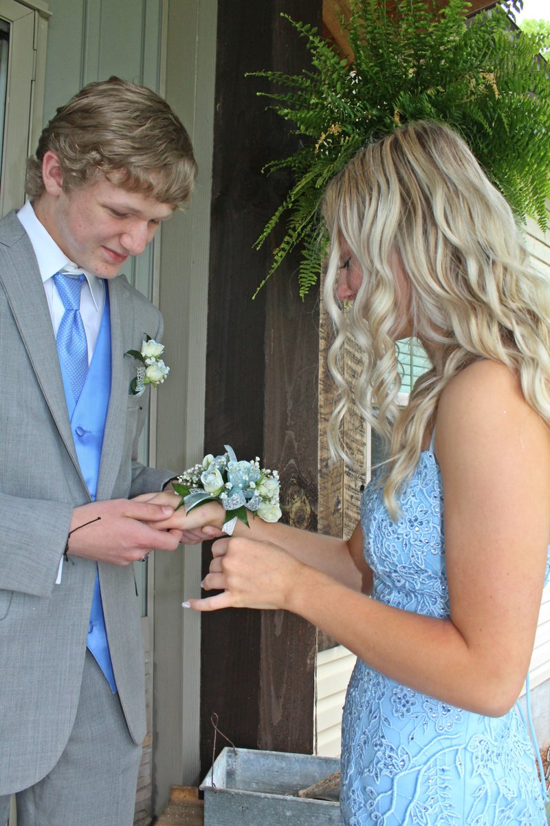 aagordonphotos's tweet image. Last weekend’s prom shoot was a pleasure. Check out some of these poses and details. #photography #photoshoot #promshoot #amazingaagphotography #compositionphotography #oldmill #waterfall #prom2022