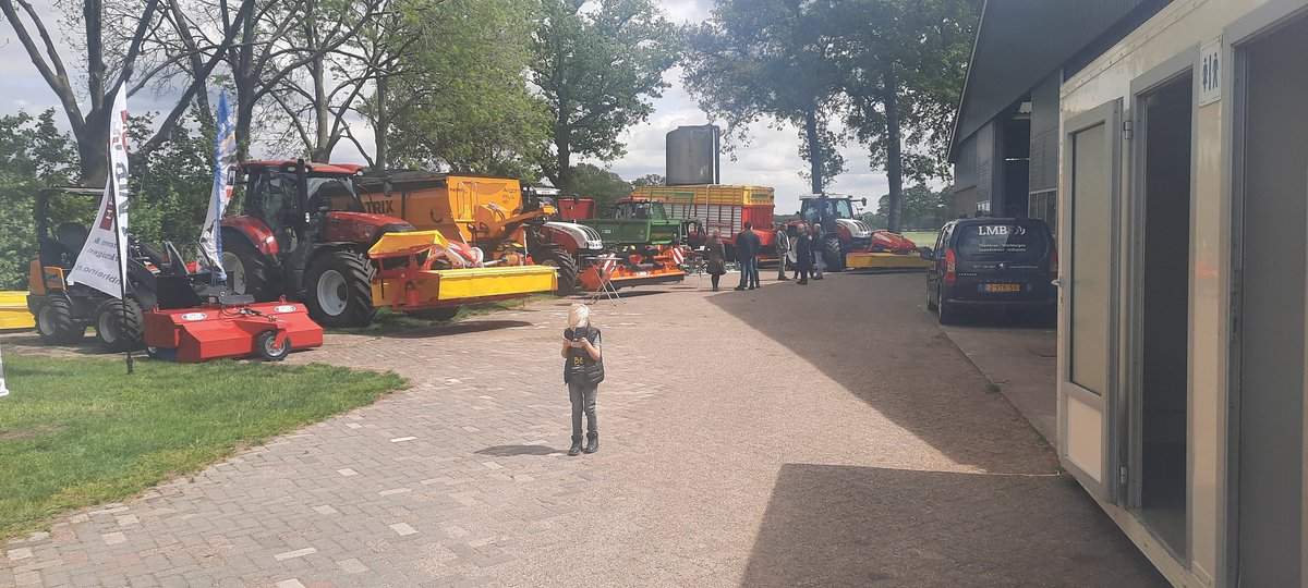 GerlantZ's tweet image. Robots vs een carrousel melkstal vandaag. Twee bedrijven, allebei #procross koeien. Toch een duidelijk verschil.