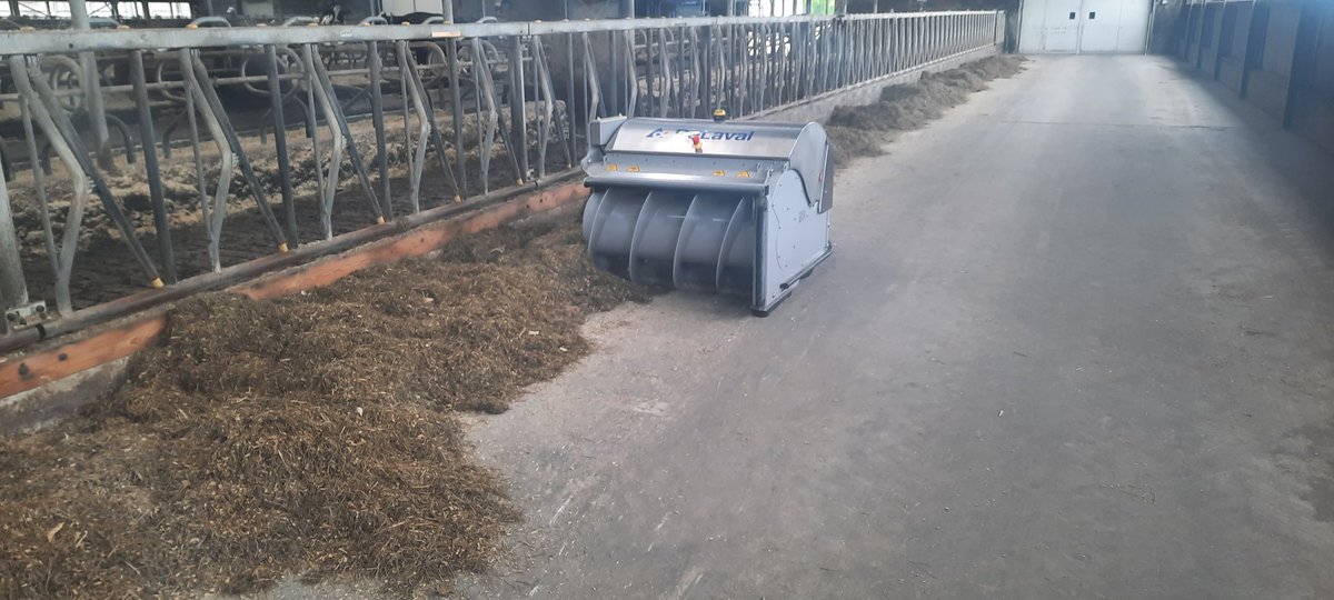 GerlantZ's tweet image. Robots vs een carrousel melkstal vandaag. Twee bedrijven, allebei #procross koeien. Toch een duidelijk verschil.