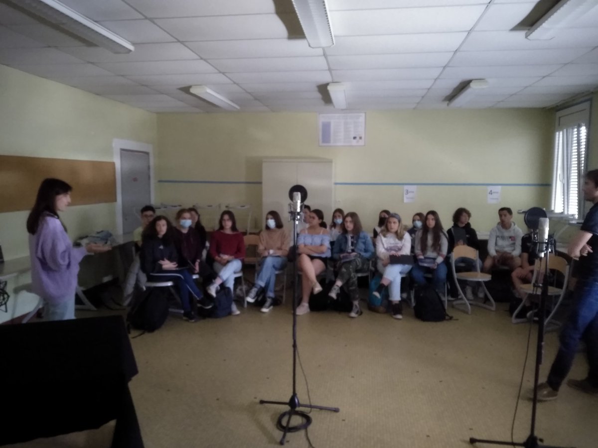 Avec chemins d'avenirs, des élèves s'essayent au doublage avec Anthony Brutillot, "les Z'ateliers doublage". La semaine dernière c'était un atelier d'écriture. @cheminsdavenirs <a href="/acrennes/">Académie de Rennes</a> lesateliersdoublage.fr