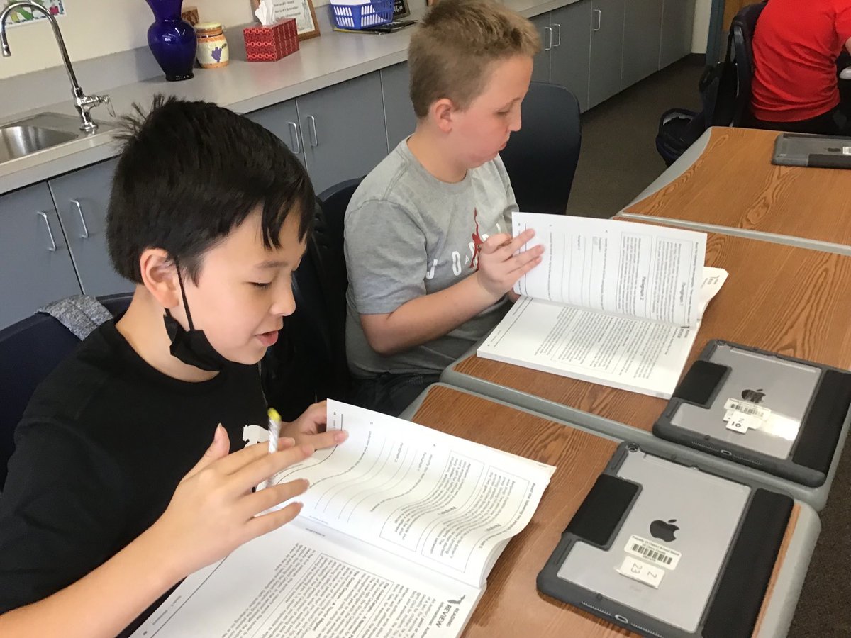 JenniferBerbert's tweet photo. Students work hard to decode text, find main ideas and details, and determine which text features are being used.  I am so proud of their dedication to their learning. #ipseagles https://t.co/DMfsMvgtir