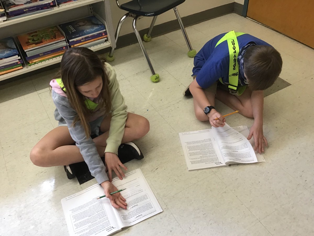 JenniferBerbert's tweet photo. Students work hard to decode text, find main ideas and details, and determine which text features are being used.  I am so proud of their dedication to their learning. #ipseagles https://t.co/DMfsMvgtir