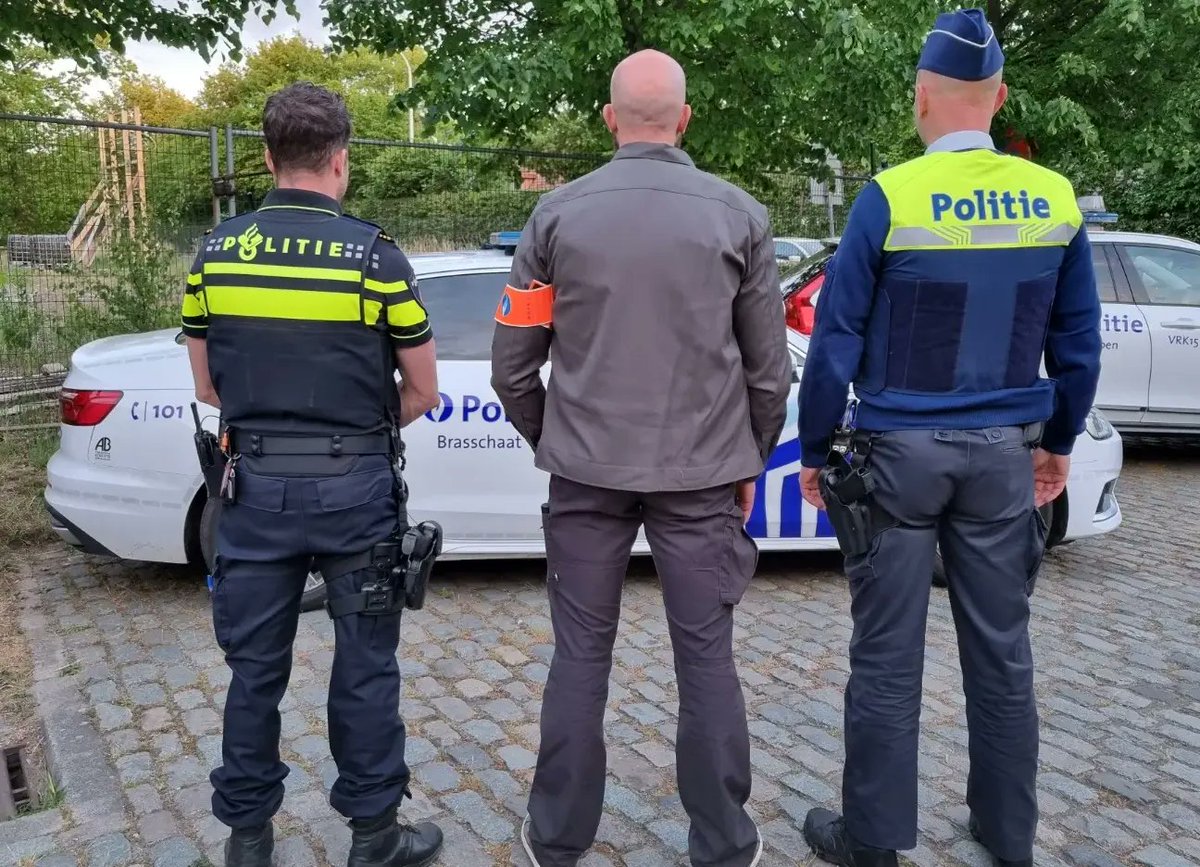 PZBrasschaat's tweet photo. Op 12/5/22 organiseerde onze politiezone een gerechtelijke controleactie met verschillende partners in de veiligheidsketen. Opmerkelijk hierbij is de samenwerking met de collegaβs van de Nederlandse politie-eenheid Zeeland-West-Brabant.
Alle info β¬οΈ
https://t.co/aTpo4irSU1 https://t.co/TLQX93X7h3