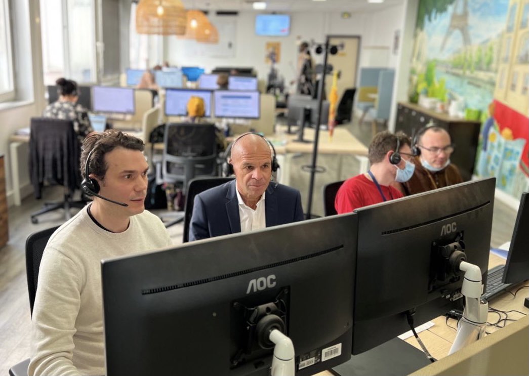 « Simplifier la vie de nos Clients » la mission de nos conseillers <a href="/enedis/">Enedis</a> présents dans chaque région. #TousClients #teamFranceElectrique  <a href="/enedis_paris/">Enedis à Paris</a>