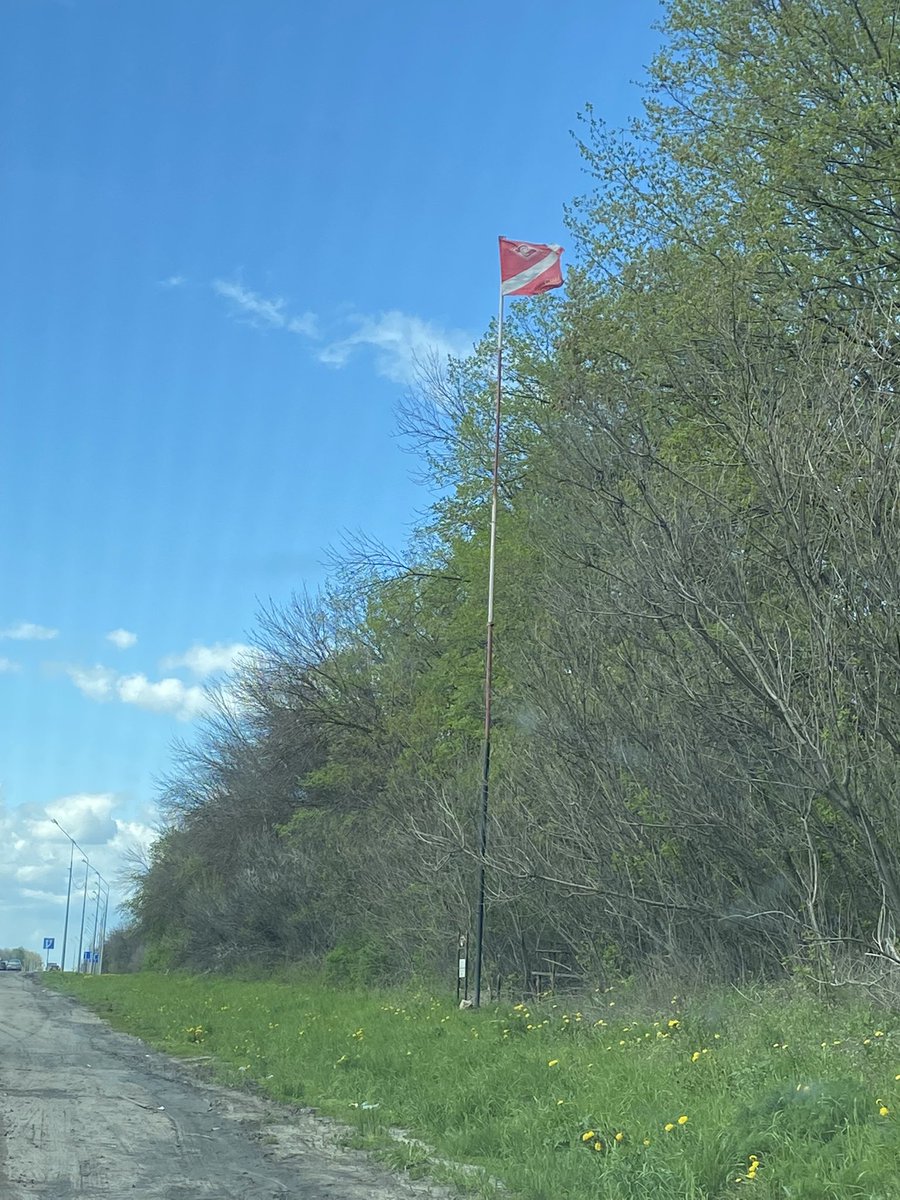 abascalim's tweet image. Под Рязанью город реет красно-белый флаг🔴⚪️@VankaTalisman красава обозначает, кто там хозяин)