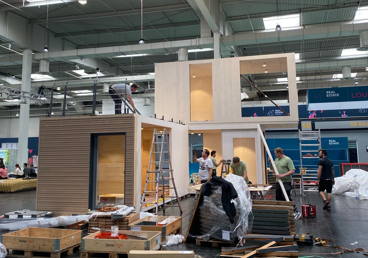So geht Zukunft: Die #WohWi zeigt mit seinen Innovationspartnern im #WohNext – Haus der Zukunft in der Real Estate Arena Hannover 18.-19.5., wie #wohnen #klimafreundlich und #smart funktionieren und wie #serieller und #modularer #Holzbau schnell sein kann: bezugsfertig in 3 Std.