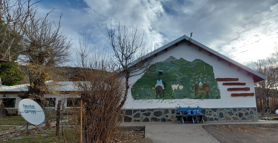 OPTIC_Nqn's tweet photo. Visitamos el Paraje de #Huncal y realizamos mantenimiento de los servicios Tics de la Escuela, Centro de salud y SUM de la localidad. Un gran trabajo del equipo garantizando el funcionamiento de los servicios #NeuSat #NeuquenProvincia
@OLlancafilo @MPanicciaok https://t.co/zUaDGBEOfK