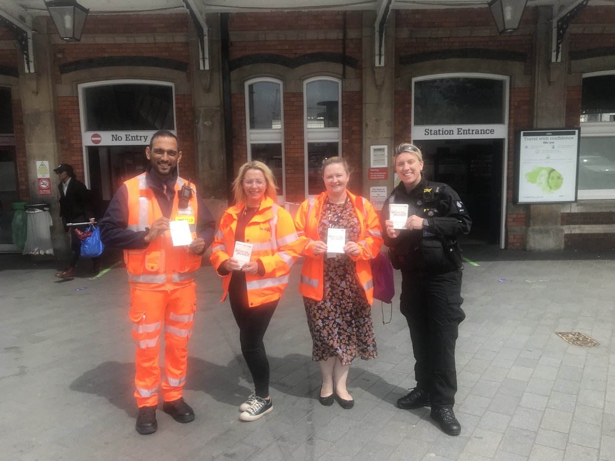 networkrailwest's tweet photo. 🌺This #MentalHealthAwarenessWeek2022  we're using the power of nature to make your journeys brighter!

🌱Earlier we were at Slough station handing out seeded leaflets, which passengers could take home and plant.

➡️Find out about #BrighterJourneys here: https://t.co/uRsvkp4BRj https://t.co/xwkZLltlbr