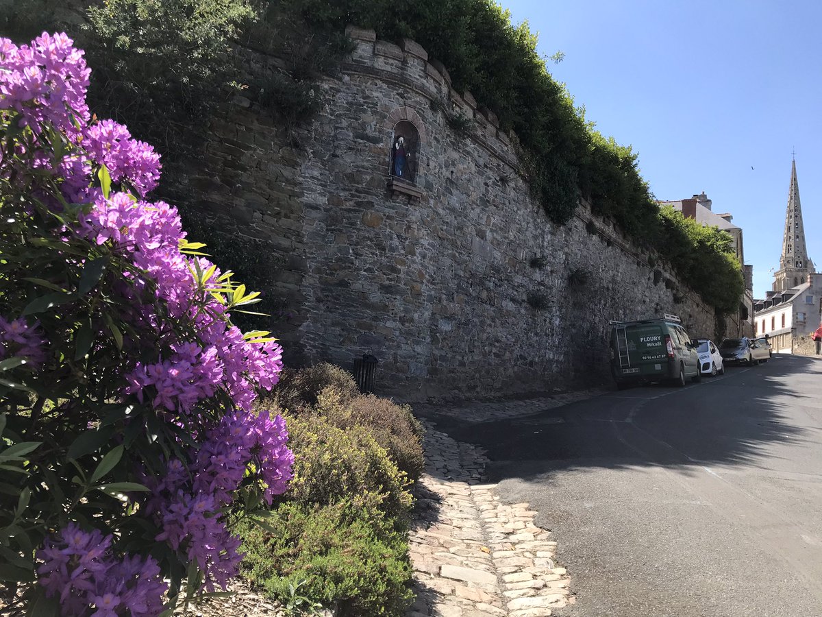 Plumedaliocha's tweet photo. Arrivée triomphale comme dirait un romancier célèbre dans l’une des plus jolies villes de Bretagne pour le colloque du barreau @barreaustbrieuc #styves https://t.co/Fzz50GlEPb