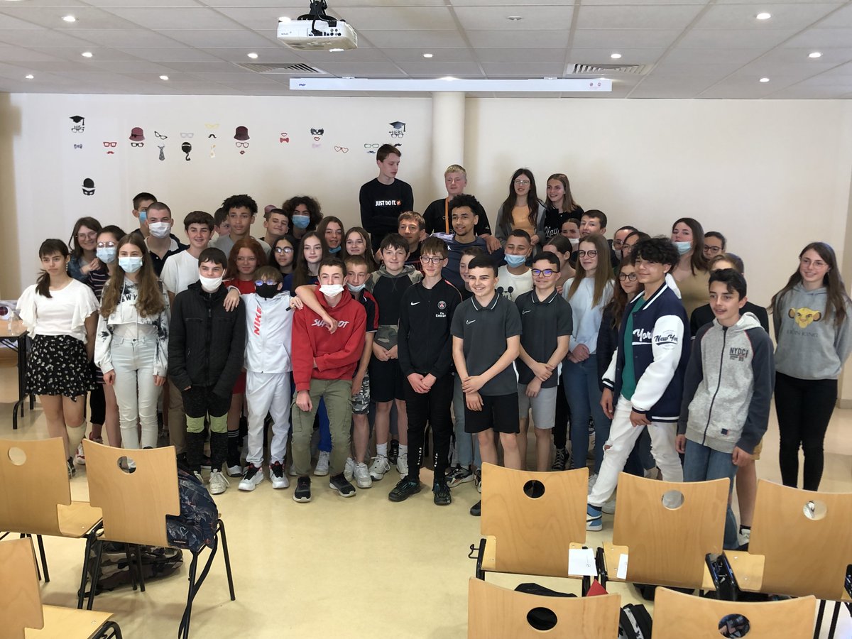 OLB45's tweet photo. 🏀Esprit OLB

▶️Ce vendredi matin, @marcuspaige5 a rendu visite aux élèves du collège Jean Moulin d'Artenay lors de leur cours d'anglais. 

✍️Les collégiens ont pu échanger avec lui. La matinée s'est clôturée par une séance de dédicaces !

#TousOLB https://t.co/WIkH60CWYX