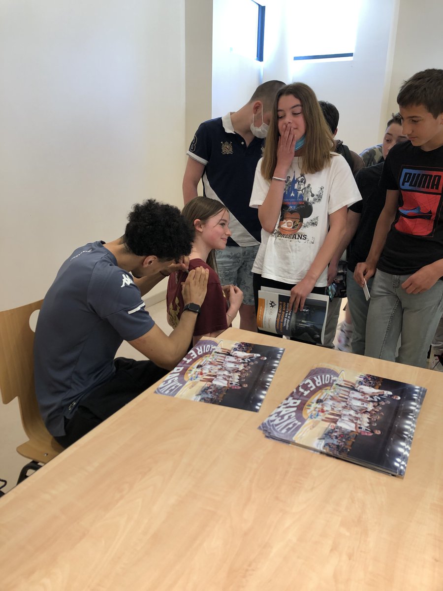 OLB45's tweet photo. 🏀Esprit OLB

▶️Ce vendredi matin, @marcuspaige5 a rendu visite aux élèves du collège Jean Moulin d'Artenay lors de leur cours d'anglais. 

✍️Les collégiens ont pu échanger avec lui. La matinée s'est clôturée par une séance de dédicaces !

#TousOLB https://t.co/WIkH60CWYX