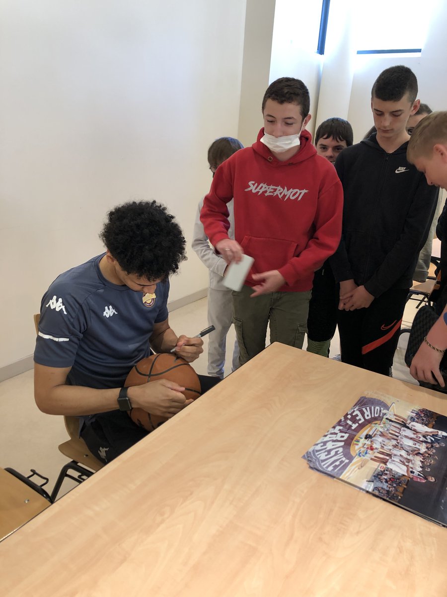 🏀Esprit OLB

▶️Ce vendredi matin, <a href="/marcuspaige5/">Marcus Paige</a> a rendu visite aux élèves du collège Jean Moulin d'Artenay lors de leur cours d'anglais. 

✍️Les collégiens ont pu échanger avec lui. La matinée s'est clôturée par une séance de dédicaces !

#TousOLB