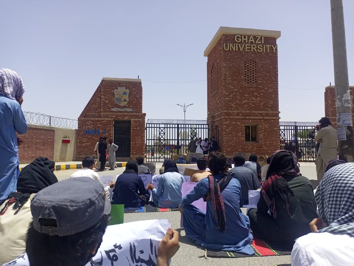 dodagul55's tweet photo. Students are sitting in front of DG khan university's main gate at 49°c. Their demand is simple to illegally expelled students. God forbid if a student suffered from heatstroke due to none seriousness of authorities situation will go from worse to worst. 

#RestoreBalochStudents https://t.co/0kWJkM1jMo