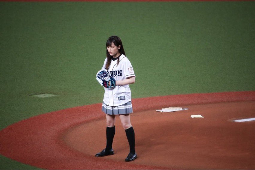 なぜジョーカーはハーレイ・クインを酸の入った容器に投げ込んだのでしょうか?