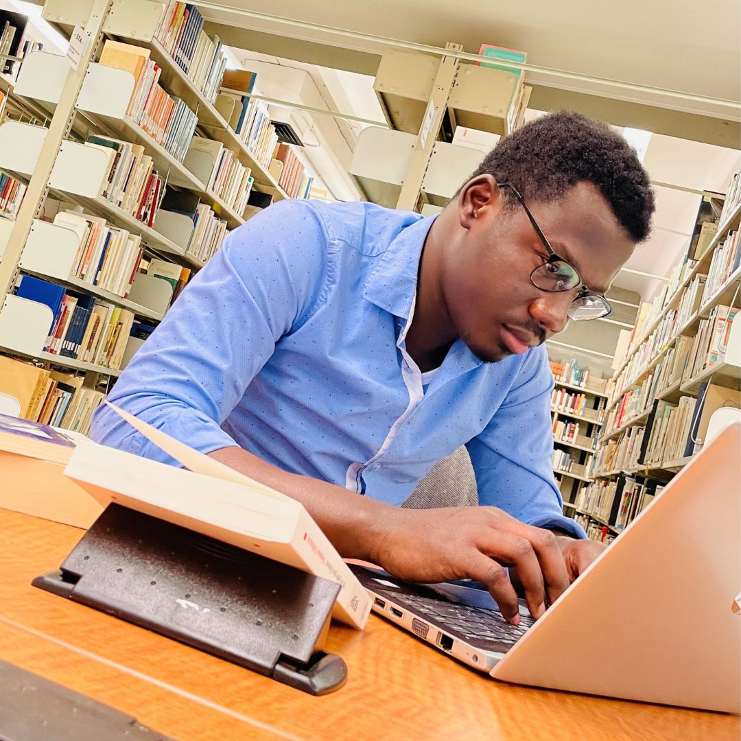 AUF_Ameriques's tweet photo. .@Rencymichel, un des trois lauréats du #DéfiWiki, complète actuellement un programme de maîtrise sur mesure en Intelligence artificielle et transformations sociales @universitelaval. Son article porte sur la sociologie des absences. @AUF_Caraibe  https://t.co/KIapGWkT3T https://t.co/UDBBK59DCA