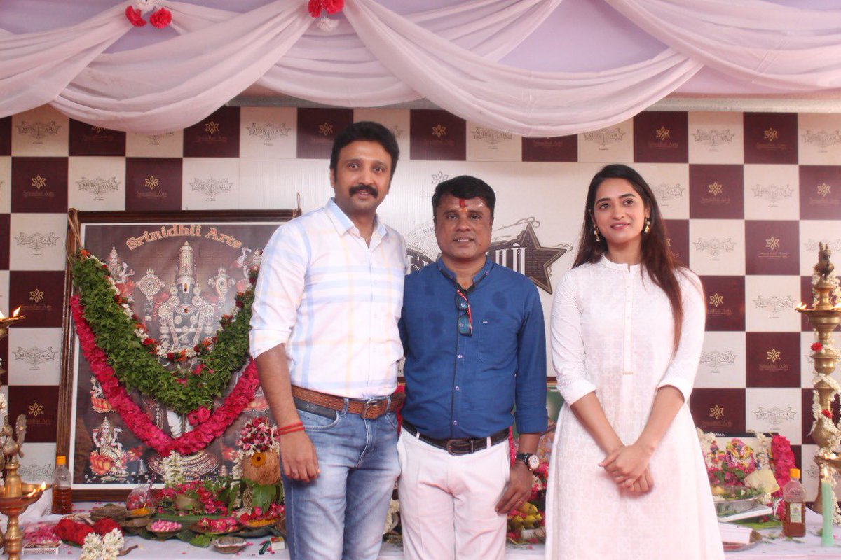 FullOnCinema's tweet photo. #SrinidhiiArts ProdNo.2 titled #ShootingStar *ing @ravikishann @jayadusshyanth @actorysr @actorvivekpra @masoom_shankar started with Pooja

Prod by @mjramanan #JohnnyDugal @VinamraShastri 
Directed by @mjramanan

#SRSatishKumar @sasikumar_in @AmjadNadeem22 #ChetanPatak
@onlynikil https://t.co/5GGdodEVYt