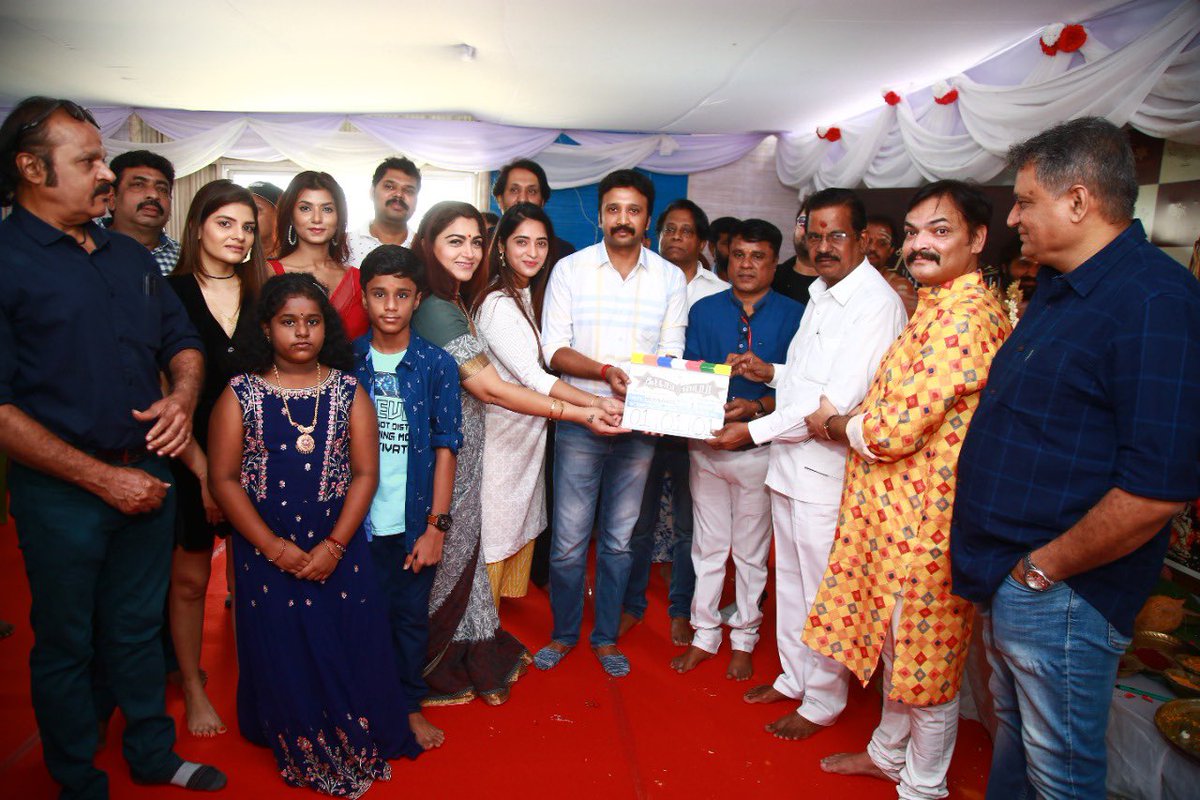 FullOnCinema's tweet photo. #SrinidhiiArts ProdNo.2 titled #ShootingStar *ing @ravikishann @jayadusshyanth @actorysr @actorvivekpra @masoom_shankar started with Pooja

Prod by @mjramanan #JohnnyDugal @VinamraShastri 
Directed by @mjramanan

#SRSatishKumar @sasikumar_in @AmjadNadeem22 #ChetanPatak
@onlynikil https://t.co/5GGdodEVYt