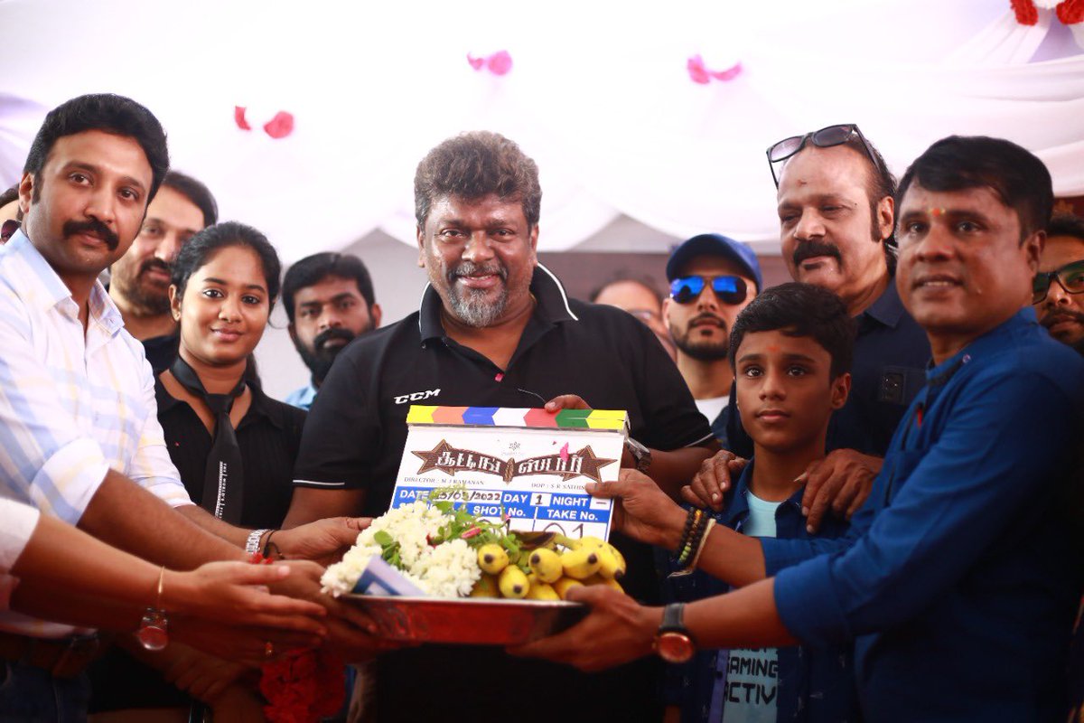 FullOnCinema's tweet photo. #SrinidhiiArts ProdNo.2 titled #ShootingStar *ing @ravikishann @jayadusshyanth @actorysr @actorvivekpra @masoom_shankar started with Pooja

Prod by @mjramanan #JohnnyDugal @VinamraShastri 
Directed by @mjramanan

#SRSatishKumar @sasikumar_in @AmjadNadeem22 #ChetanPatak
@onlynikil https://t.co/5GGdodEVYt
