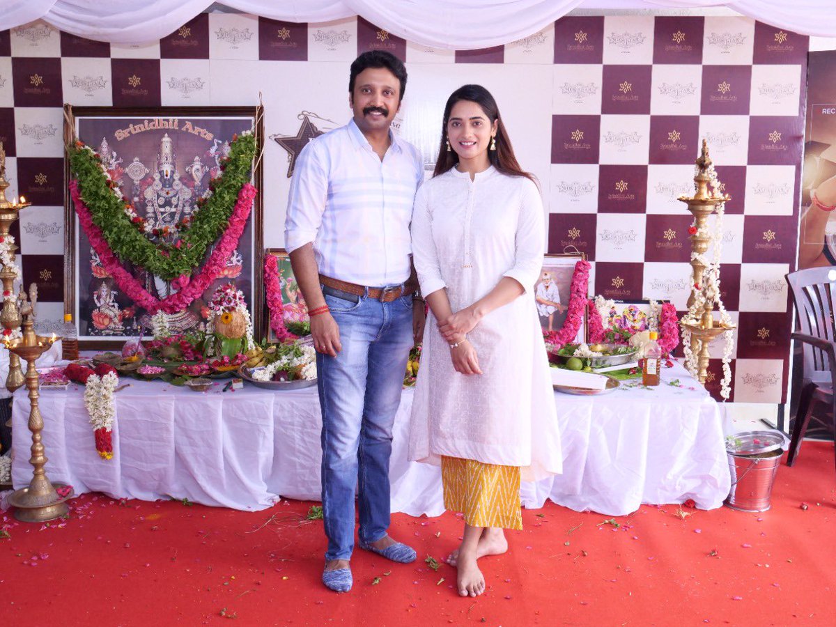 FullOnCinema's tweet photo. #SrinidhiiArts ProdNo.2 titled #ShootingStar *ing @ravikishann @jayadusshyanth @actorysr @actorvivekpra @masoom_shankar started with Pooja

Prod by @mjramanan #JohnnyDugal @VinamraShastri 
Directed by @mjramanan

#SRSatishKumar @sasikumar_in @AmjadNadeem22 #ChetanPatak
@onlynikil https://t.co/5GGdodEVYt