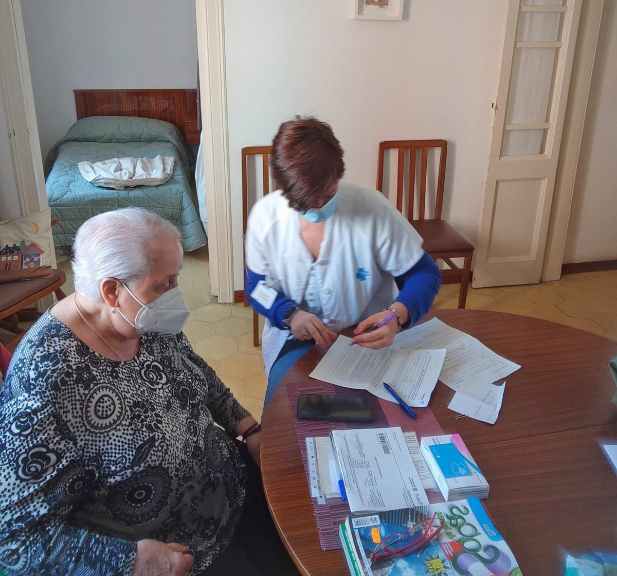 El #CAPRamonTurró ha reiniciat el projecte de l’administratiu sanitari de proximitat, que visita a domicili pacients que no es poden desplaçar al centre
<a href="/esterjulbe/">Ester Julbe</a> <a href="/abigail_fargas/">Abigail fargas</a> @JoseMarmolA
Més informació: 
atencioprimariaicsbcn.wordpress.com/2019/12/18/adm…