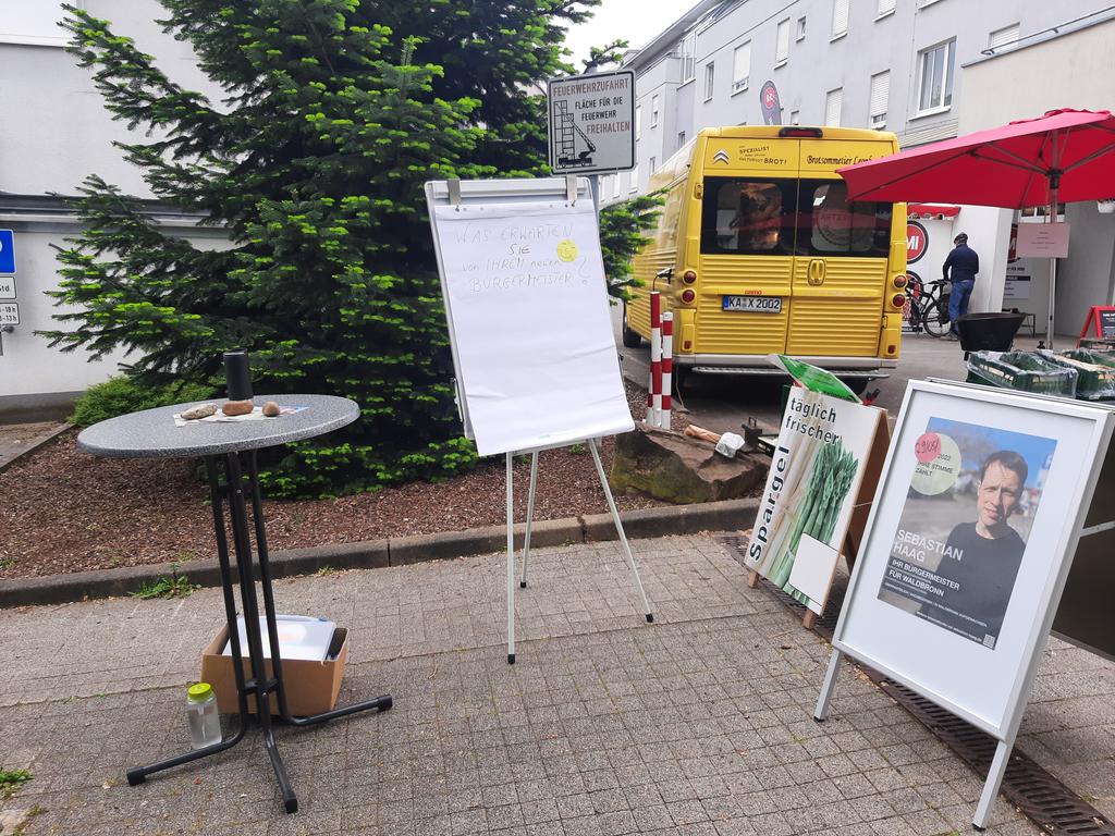 Haag2022's tweet photo. Heute der öffentliche Auftakt zum Wahlkampfendspurt auf dem Freitagsmarkt in #Waldbronn. Viel Rückenwind von den BürgerInnen, das motiviert ungemein. Ich gebe bis zum 29.05. alles für eine hohe Wahlbeteiligung und #HaagBürgermeister2022. Weitere Termine: https://t.co/YGc2D3x5nA https://t.co/Nmnt2OfbHw