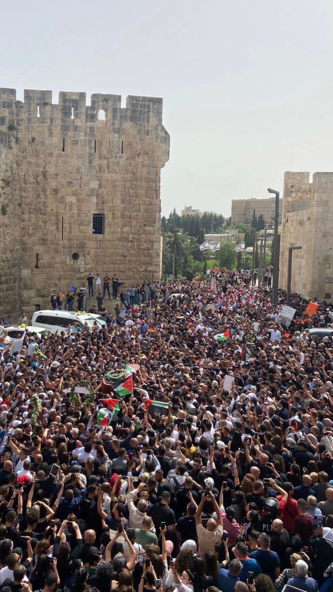 AmanyKhalifa0's tweet photo. القدس محررة. 
جنازة الشهيدة شيرين عاقلة. 13.5.2022 https://t.co/WrYAwegeMi