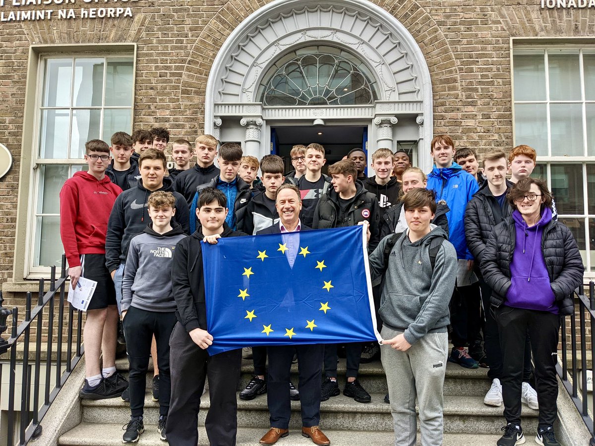 Delighted to welcome students and staff from @PSSNewbridge to Europe House 🇪🇺 today and to chat with the great group of lads about European opportunities and their future #EUCareers as MEPs or officials… 🧑‍💻👨‍💼🗳 @EPIreland_Edu #AcareerforEU