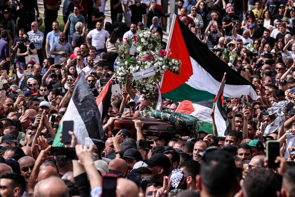 #Kudüs’te binlerce Filistinli, işgalci İsrail askerlerinin, başından vurarak şehit ettiği ünlü Filistinli gazeteci #ŞirinEbuAkile'yi son yolculuğuna uğurladı.