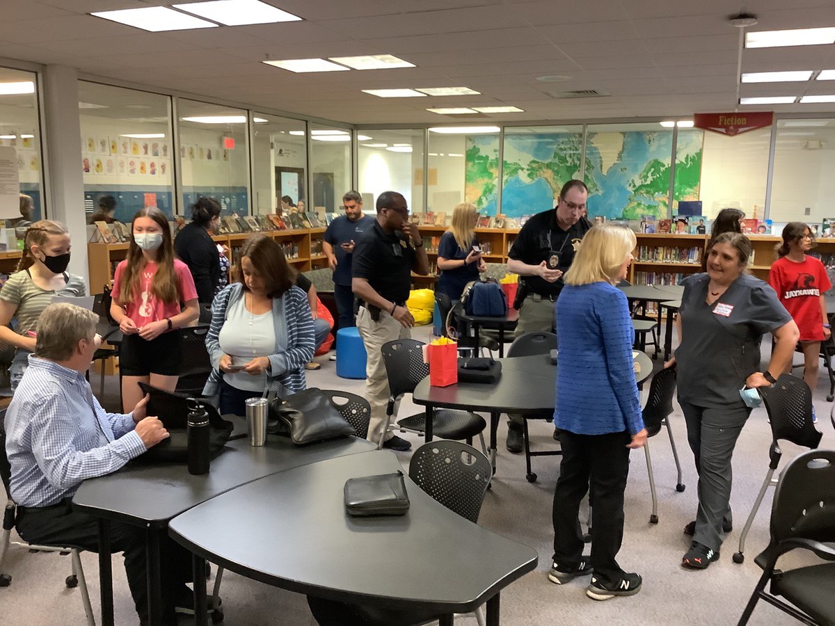Mrs_LOLdaker's tweet photo. Career Day is here! Welcome to Jerling! @ProrokLeads @MrsHalperEDU @135Learning @OSD135 #Careers https://t.co/hz6Yyg9cEH