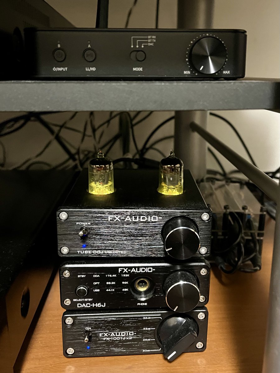 kachimonta's tweet photo. 今、ウチのオーディオ環境ってBTA30PRO → TUBE-00J → FX-1001Jx2なの。
んで、TUBE-00Jでボリューム調整してるんだけどやりにくい…
つかTUBE-00Jはボリューム固定にして、BTA30PRO でボリューム調整した方が良いのかね？？
アプリでコントロール出来るし、明日試してみよ
#fxaudio #fiio #bta30pro https://t.co/WXbGLtvHMH