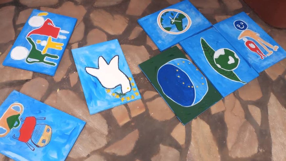 UEauBenin's tweet photo. #SemainedelEurope: 𝟓𝟎 𝐞𝐧𝐟𝐚𝐧𝐭𝐬 de #Portonovo en atelier d’art plastique animé par 𝟓 𝐚𝐫𝐭𝐢𝐬𝐭𝐞𝐬 𝐩𝐥𝐚𝐬𝐭𝐢𝐜𝐢𝐞𝐧𝐬 du #Bénin: 𝐙𝐨𝐮𝐧𝐭, 𝐖𝐢𝐧𝐨𝐜, 𝐋𝐨𝐮𝐢𝐬, 𝐕𝐢𝐬𝐚𝐚𝐜 et 𝐃é𝐬𝐢𝐫é. De belles œuvres ont été produites 
#PlusFortEnsemble
#culture 
#ouadada https://t.co/Ubl8FlLdfS