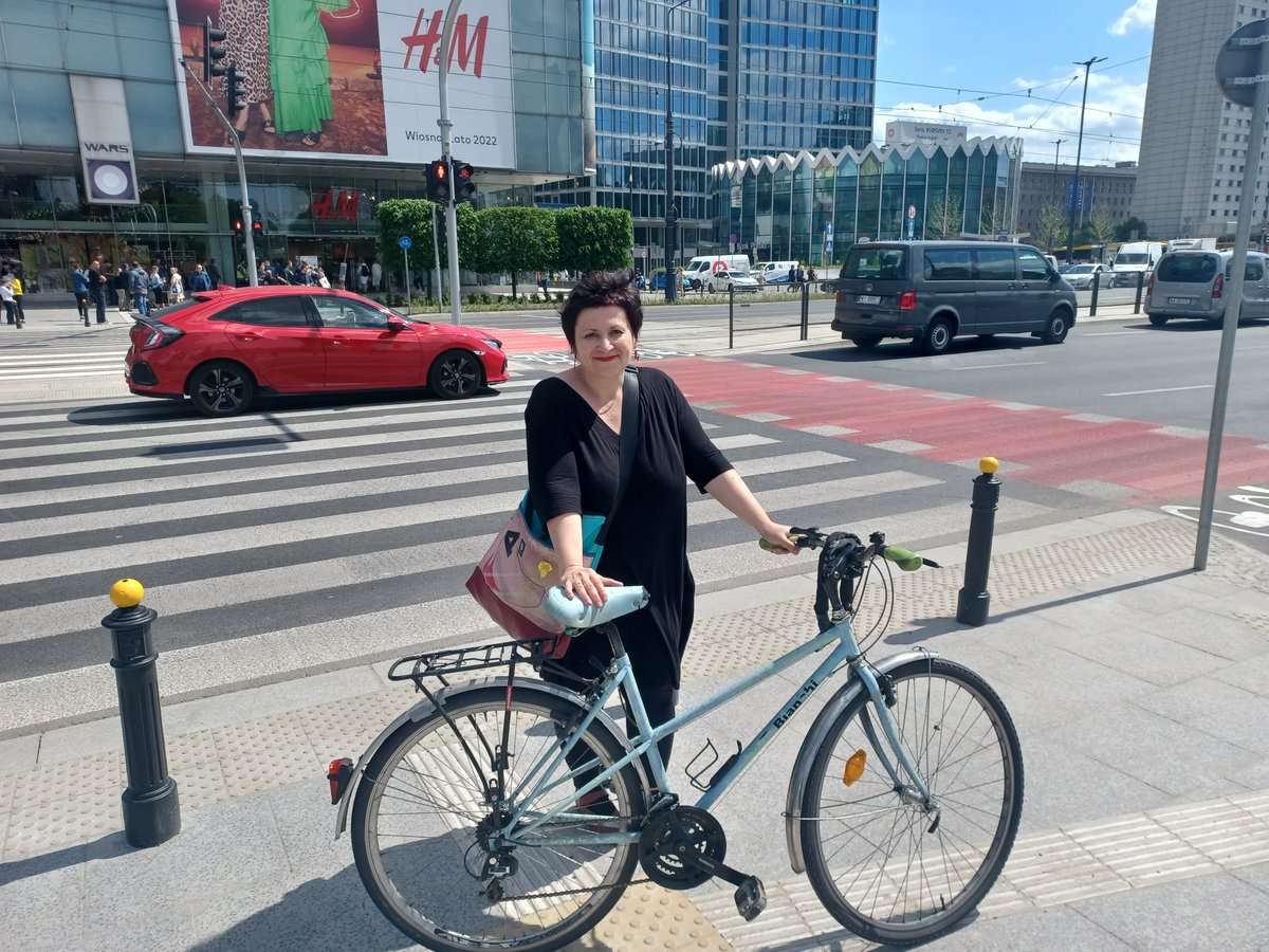 agatadiduszko's tweet photo. Ktoś powie, że głupio się wzruszać przejściem dla pieszych, ale przez kilka lat byłam wraz z @MiastoJestNasze @PieszaMasa w grupie aktywistek, dziennikarzy, radnych - piszących pisma, interpelacje, męczących władze Warszawy, że te #zebry muszą być, więc #wzrusz
#presjamasens https://t.co/drZ0E7WfKY