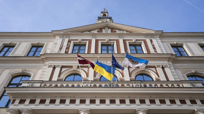 MStakis's tweet photo. Paldies deputātiem, nobalsojot par pieminekļa Uzvaras parkā demontāžu, un paldies tiem, kuri argumentēja un balsoja pretēji. Tā tam ir jānotiek valstī, kurā valda brīvība un demokrātija – vērtības, kas ir svētas visiem cilvēkiem, kuri ir mūsējie. Šis ir uz nākotni vērsts lēmums. https://t.co/Pj9Vy2M33u