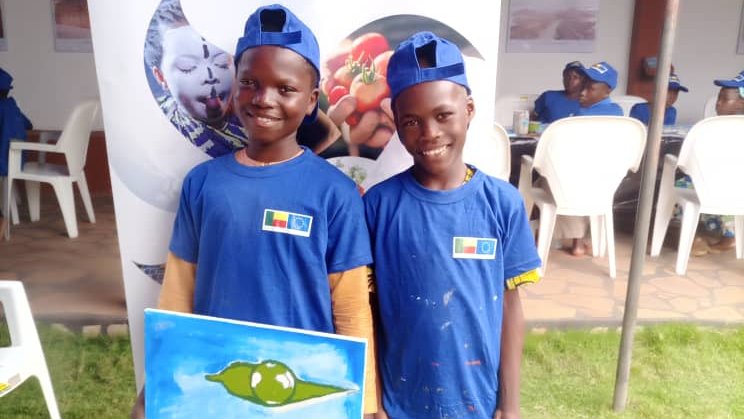 UEauBenin's tweet photo. #SemainedelEurope: 𝟓𝟎 𝐞𝐧𝐟𝐚𝐧𝐭𝐬 de #Portonovo en atelier d’art plastique animé par 𝟓 𝐚𝐫𝐭𝐢𝐬𝐭𝐞𝐬 𝐩𝐥𝐚𝐬𝐭𝐢𝐜𝐢𝐞𝐧𝐬 du #Bénin: 𝐙𝐨𝐮𝐧𝐭, 𝐖𝐢𝐧𝐨𝐜, 𝐋𝐨𝐮𝐢𝐬, 𝐕𝐢𝐬𝐚𝐚𝐜 et 𝐃é𝐬𝐢𝐫é. De belles œuvres ont été produites 
#PlusFortEnsemble
#culture 
#ouadada https://t.co/Ubl8FlLdfS