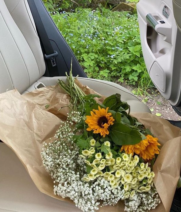 liviuuh's tweet photo. sunflower bouquets🫶🏼 https://t.co/NV8ZjvMxF6