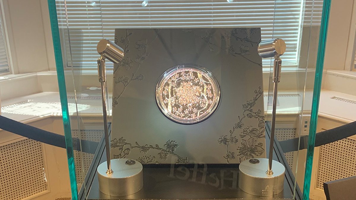 Notre chère Erika B, Group Account Director, a été invitée à assister à une présentation en direct de la dernière pièce de monnaie unique de la <a href="/Monnaieroyale/">Monnaie royale canadienne</a> . Sa reaction? "À couper le souffle!" bit.ly/38p4JbN