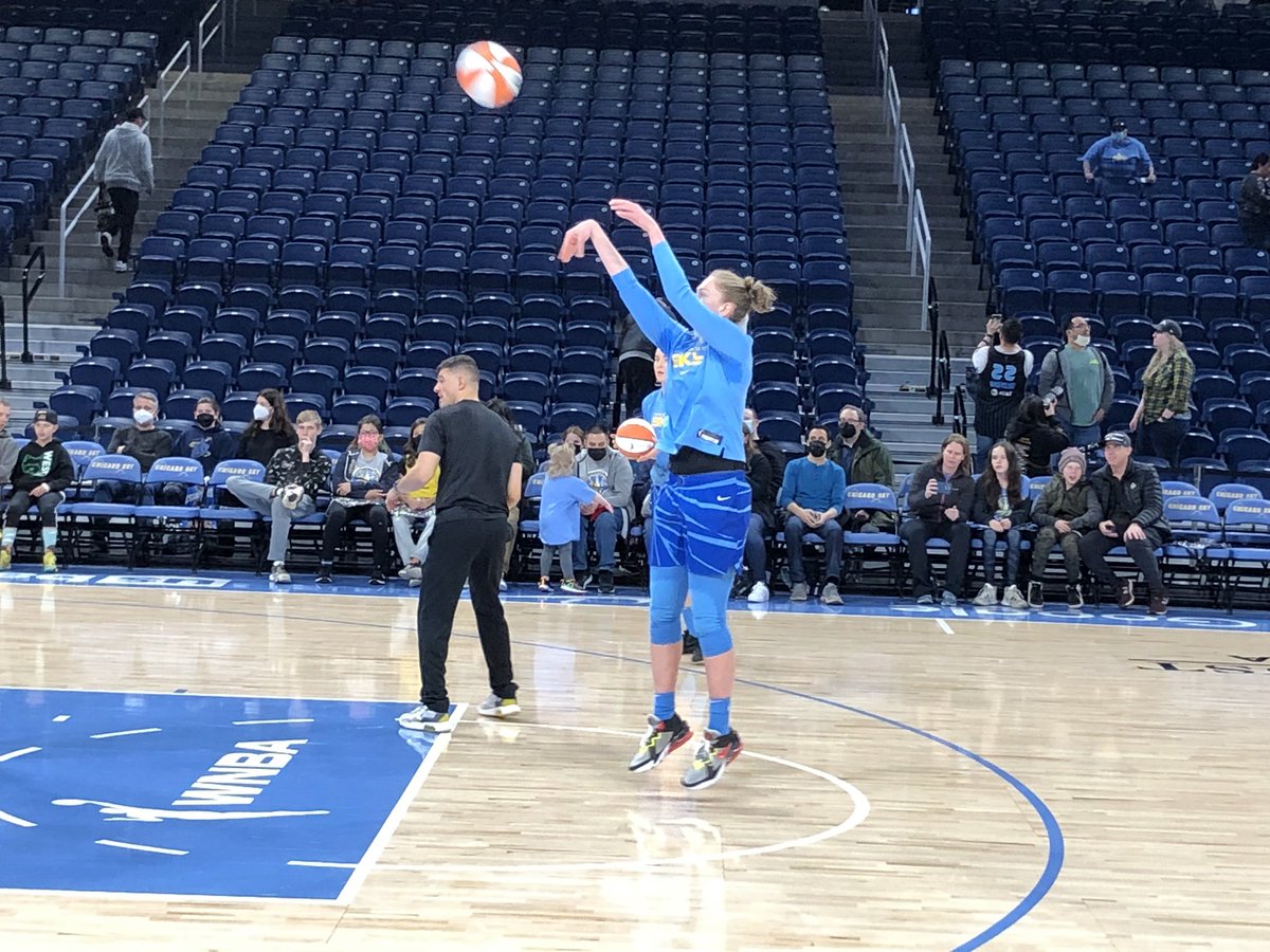 RedheadLorri's tweet photo. Happy Birthday @EmmaMeesseman 🥳🎂 Glad that u chose to come to Chicago! 😀💙💛 #skytown https://t.co/LY2BczUv2P