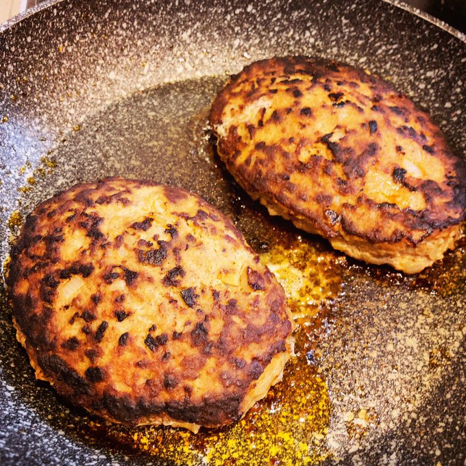 ひとくちで頬張れないほど……♡でっかぁ〜いハンバーグ……♡ 