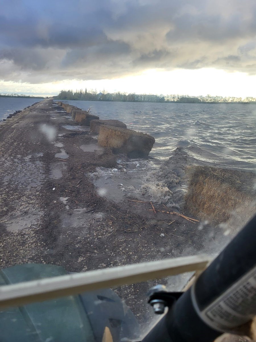 Riverside Road (RD 2E from Rd 28NE to Rd 29NE) is currently closed to vehicular traffic due to deteriorating conditions. At this time only ATVs should be using the road if necessary. TRAVEL AT YOUR OWN RISK.

To view on a map, click here: rmofmorris.ca/closures-notic…