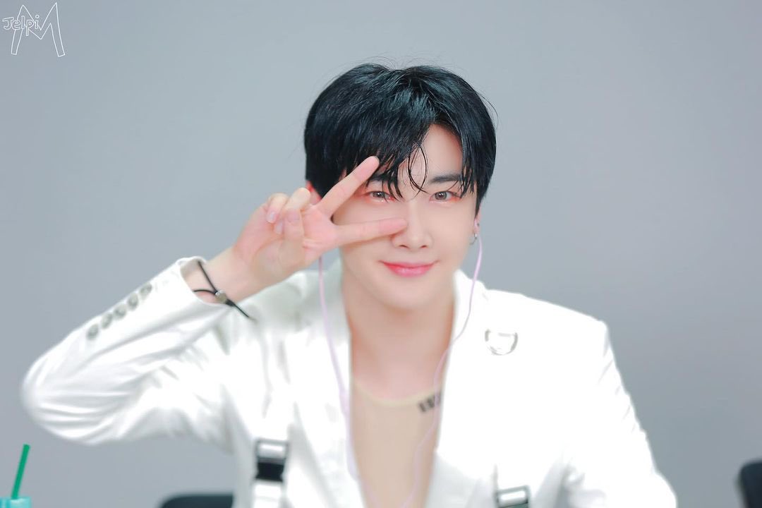 HoyoungFrance's tweet photo. | 📸 | INSTAGRAM 30.08.21

[📸]
2021.08.30
Video call fan signing event

‘Hoyoung Day’🎁

#베리베리 #VERIVERY #VRVR #호영 #HOYOUNG #SERIES_O #ROUND2_HOLE #TRIGGER

©the_verivery https://t.co/sDaYCHlWcV